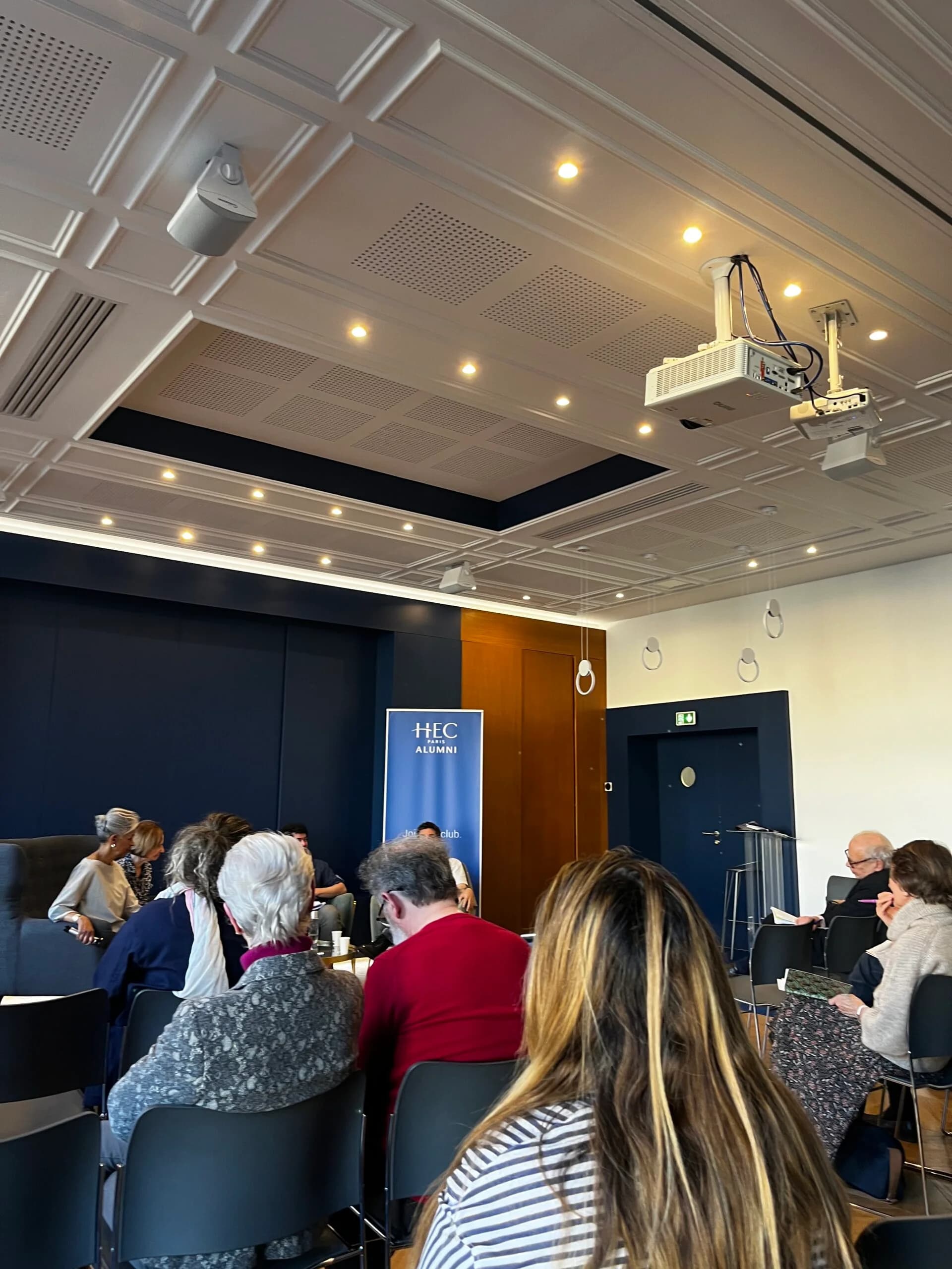 Rencontre organisée dans une salle HEC Paris Alumni.
